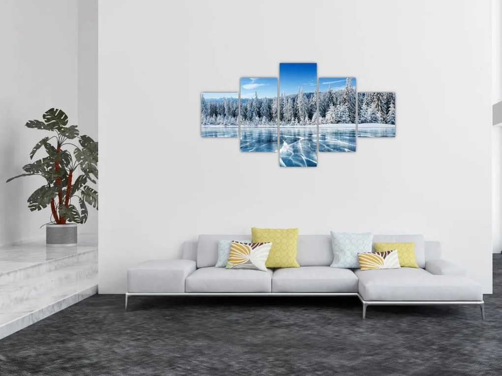 Obraz zamarzniętego jeziora i pokrytych śniegiem drzew (125x70 cm)
