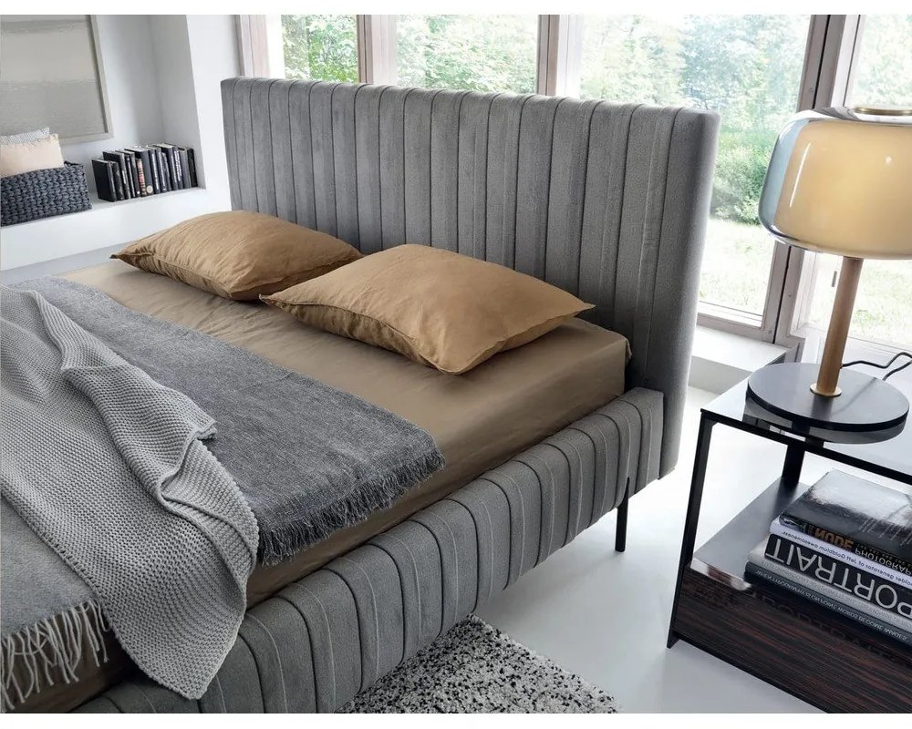 Szare tapicerowane łóżko dwuosobowe ze schowkiem ze stelażem 160x200 cm Plissa – ELTAP