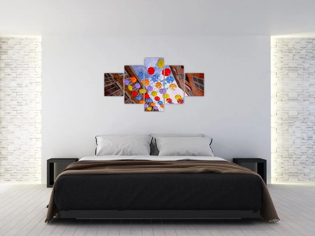 Obraz kolorowych parasoli (125x70 cm)