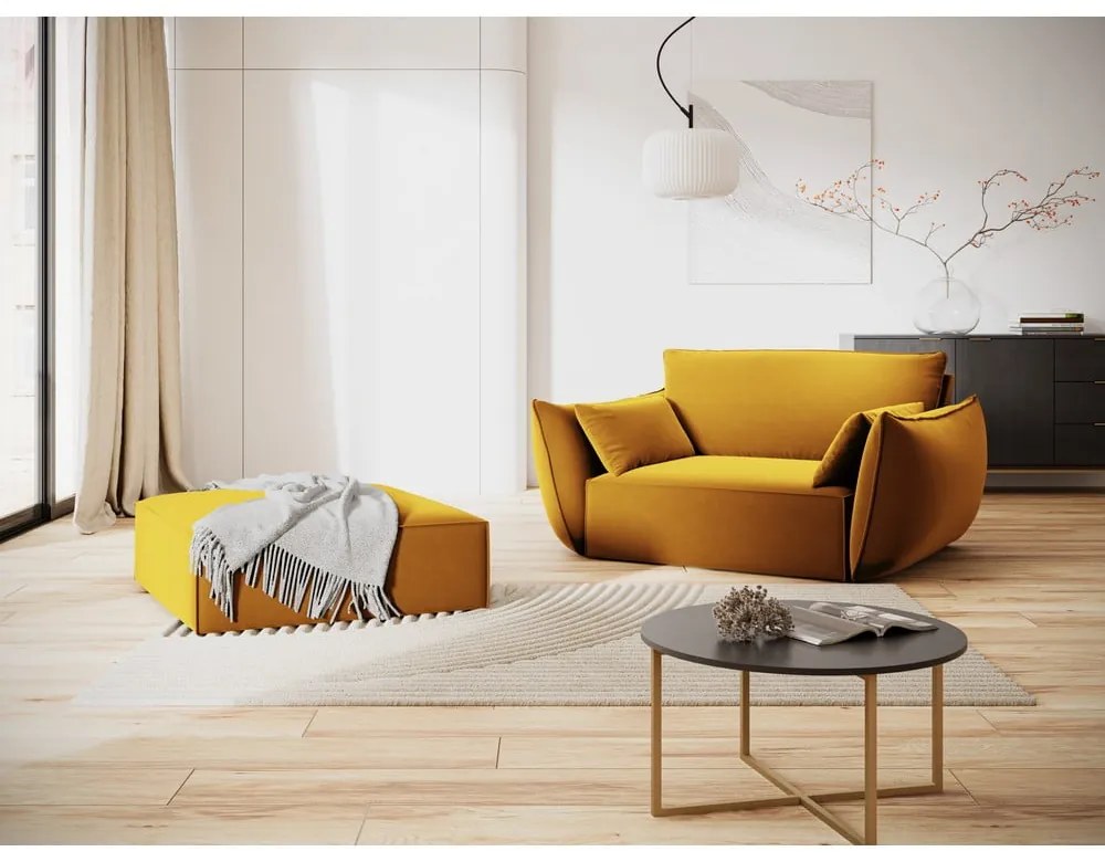 Musztardowy aksamitny podnóżek Vanda – Mazzini Sofas