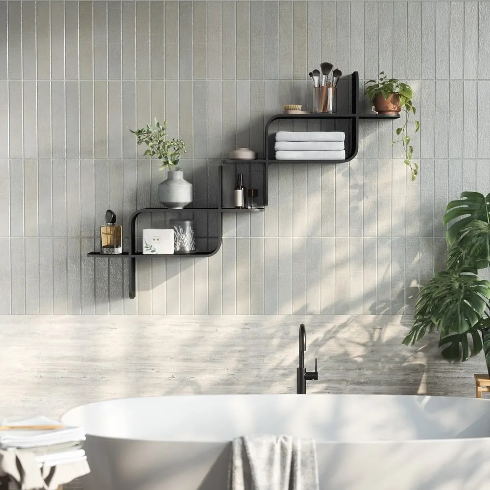 Czarna wielopoziomowa półka z litego drewna kauczukowego 62 cm Montage – Umbra