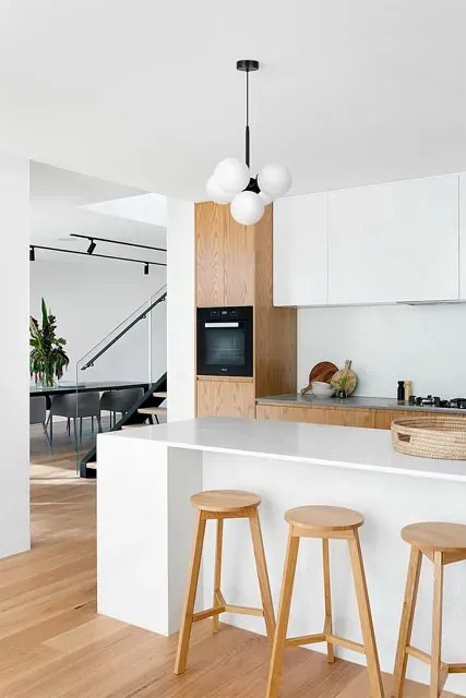 Biała lampa sufitowa z 5 szklanymi kloszami - A689 T4-D83