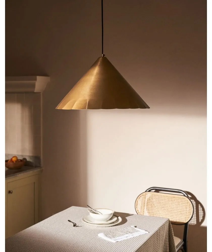 Lampa wisząca w kolorze mosiądzu z metalowym kloszem ø 46 cm Parlava – Kave Home