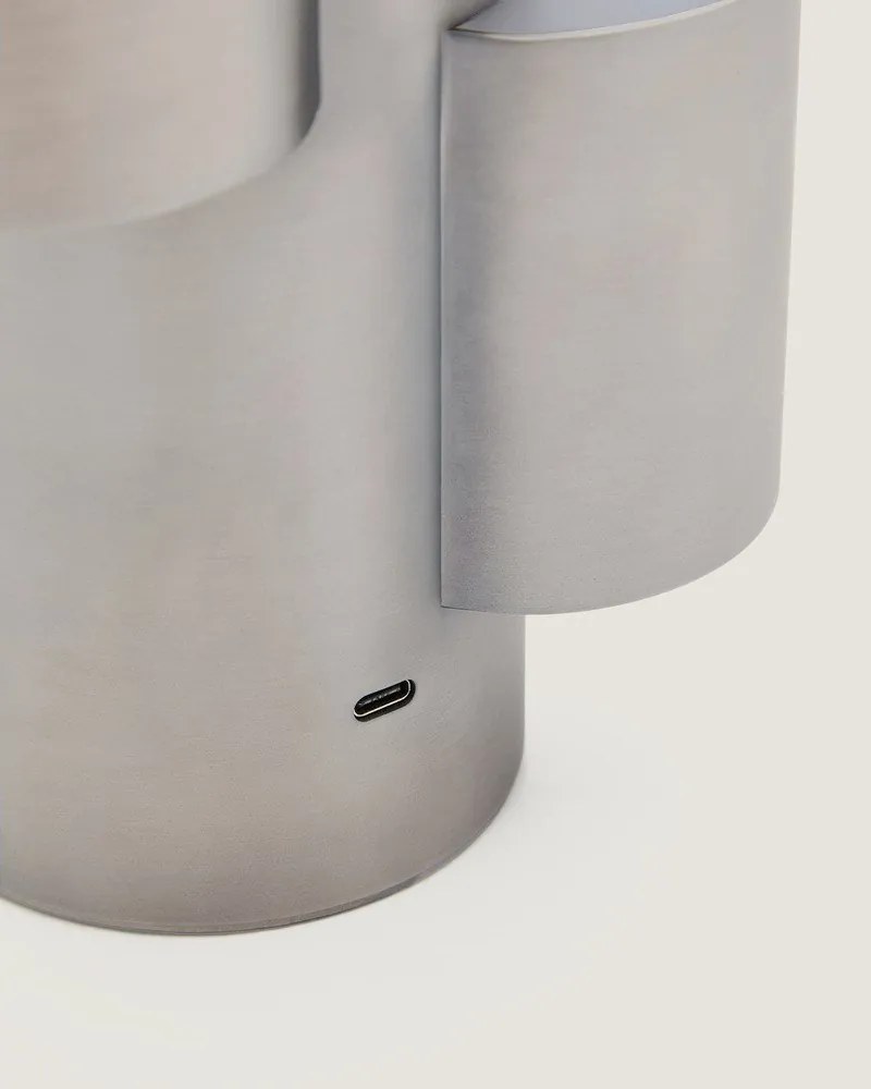 Metalowa lampa stołowa LED ze ściemniaczem w kolorze srebra (wysokość 26,5 cm) Adrina – Kave Home