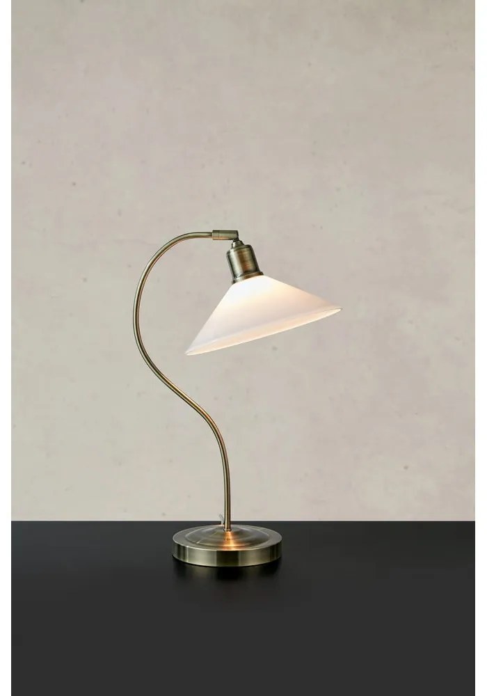 Lampa stołowa w kolorze mosiądzu z białym szklanym kloszem (wysokość 49 cm) Vela – Markslöjd
