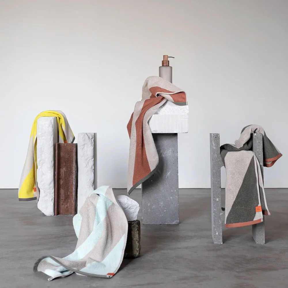 Ręcznik kąpielowy frotte z bawełny organicznej w kolorze khaki 70x133 cm Diagonal – Mette Ditmer Denmark