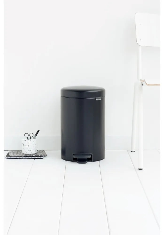 Stalowy kosz na śmieci z pedałem w kolorze matowej czerni 12 l NewIcon – Brabantia