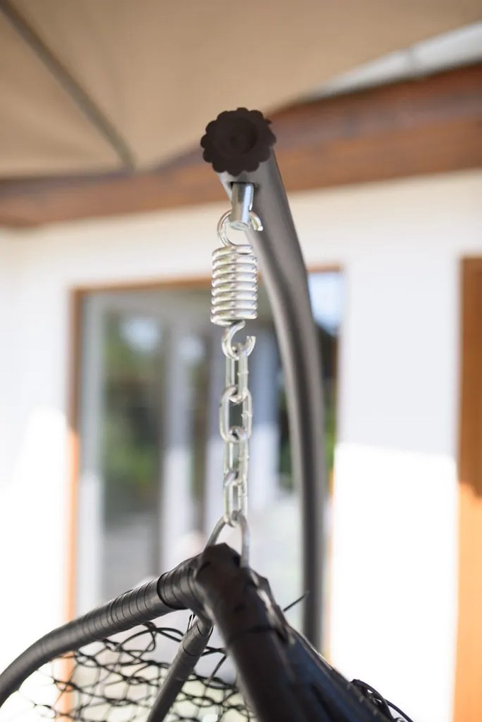 Czarne wiszące krzesło KOKON ze stojakiem, szara poduszka