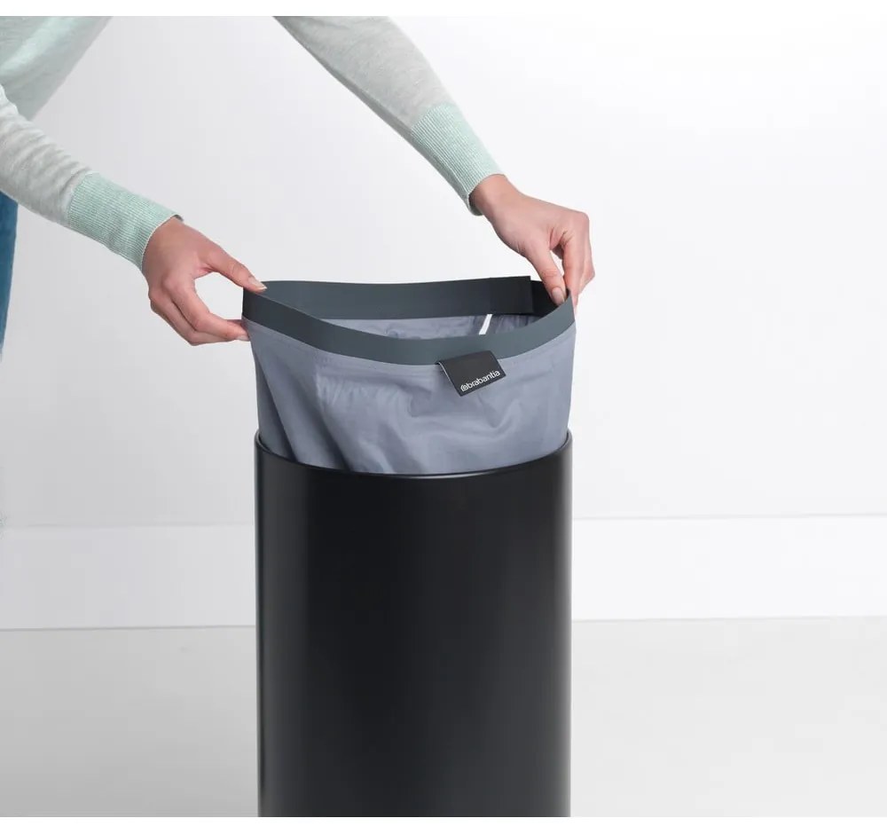 Metalowy kosz na pranie w kolorze matowej czerni 35 l – Brabantia