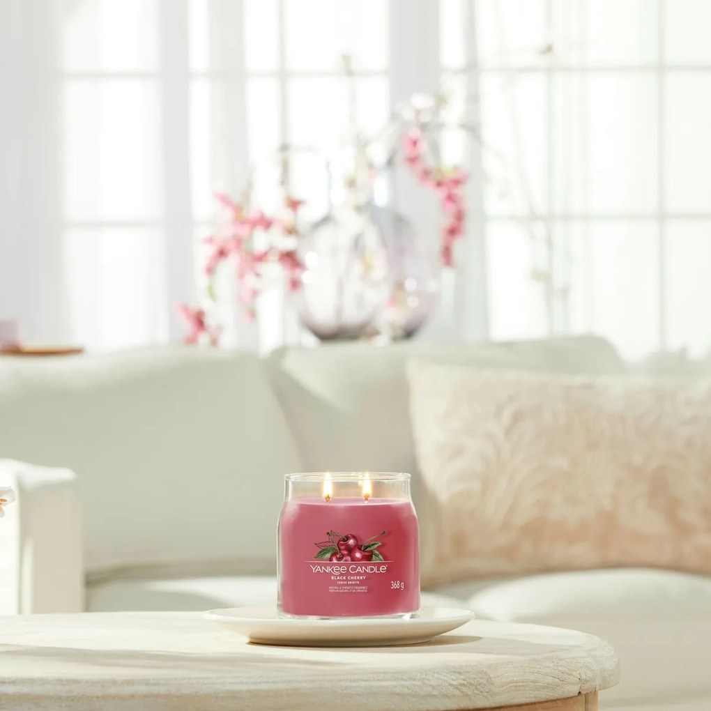 Yankee Candle świeczka zapachowa Signature w szkle średnia Black Cherry, 368 g, M