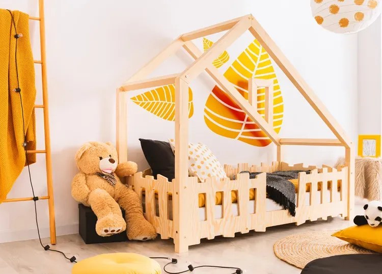 Drewniane łóżko domek z barierką C7-R28