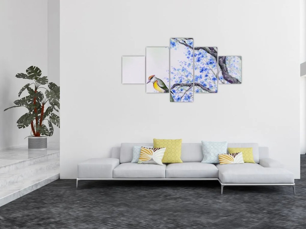Obraz - ptak na drzewie z niebieskimi kwiatami (125x70 cm)