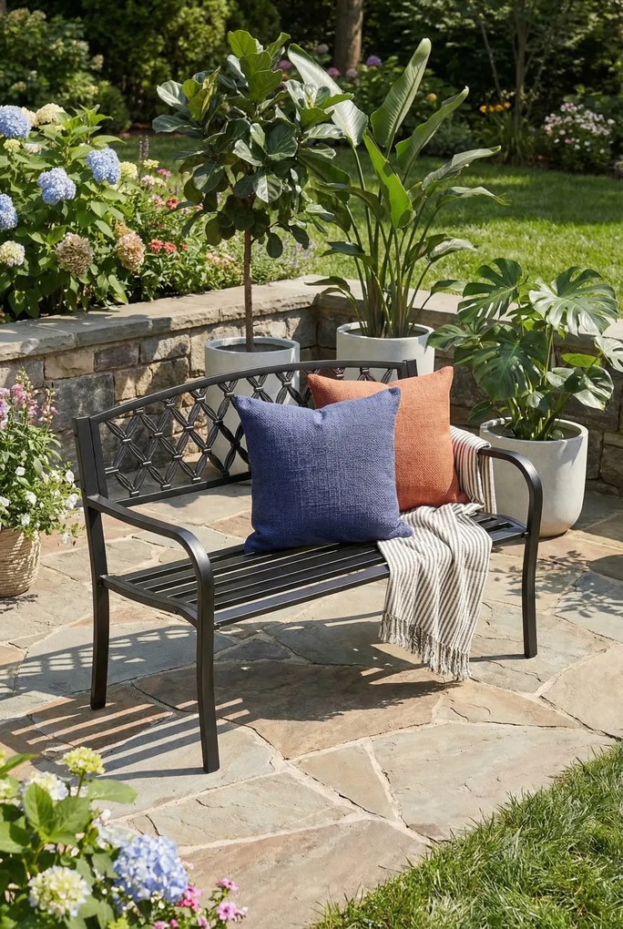 Czarna ławka z ażurowym oparciem do ogrodu Z3-D73