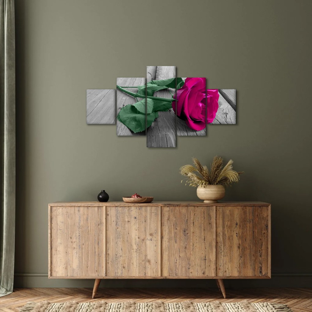 Obraz - Różowa róża z zieloną łodygą (125x70 cm)