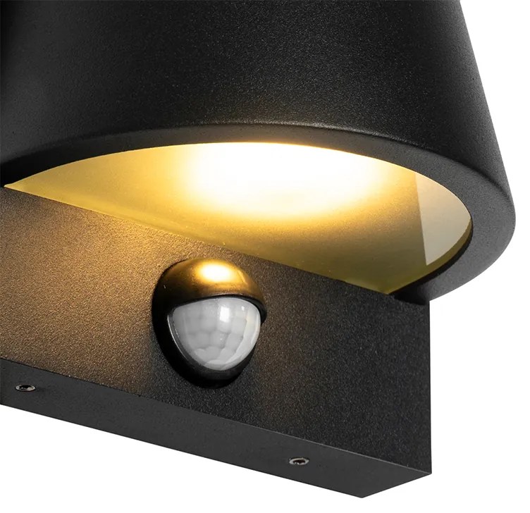 Zewnetrzna Lampa ścienna zewnętrzna czarna IP44 z czujnikiem ruchu - FemkePrzemysłowy Oswietlenie zewnetrzne
