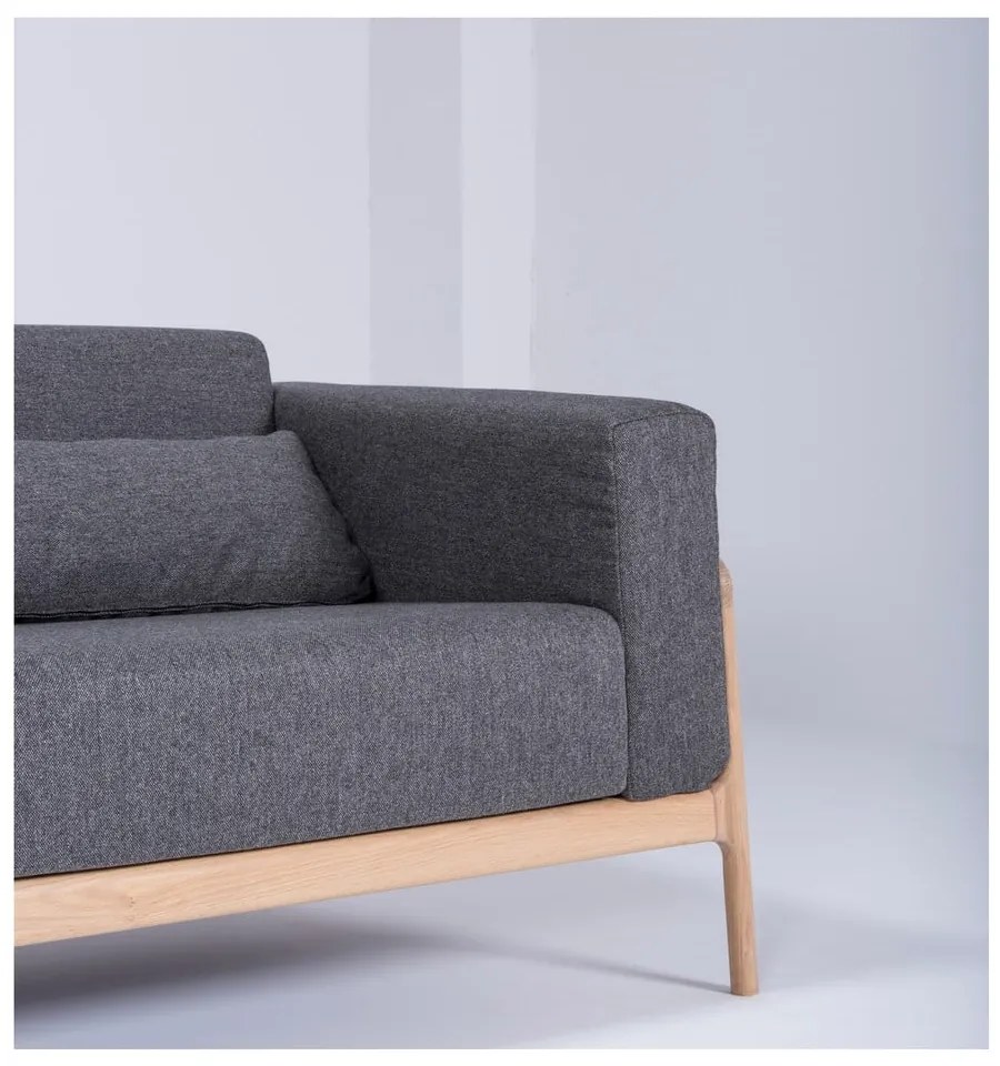 Ciemnoszara sofa z konstrukcją z drewna dębowego Gazzda Fawn, 240 cm