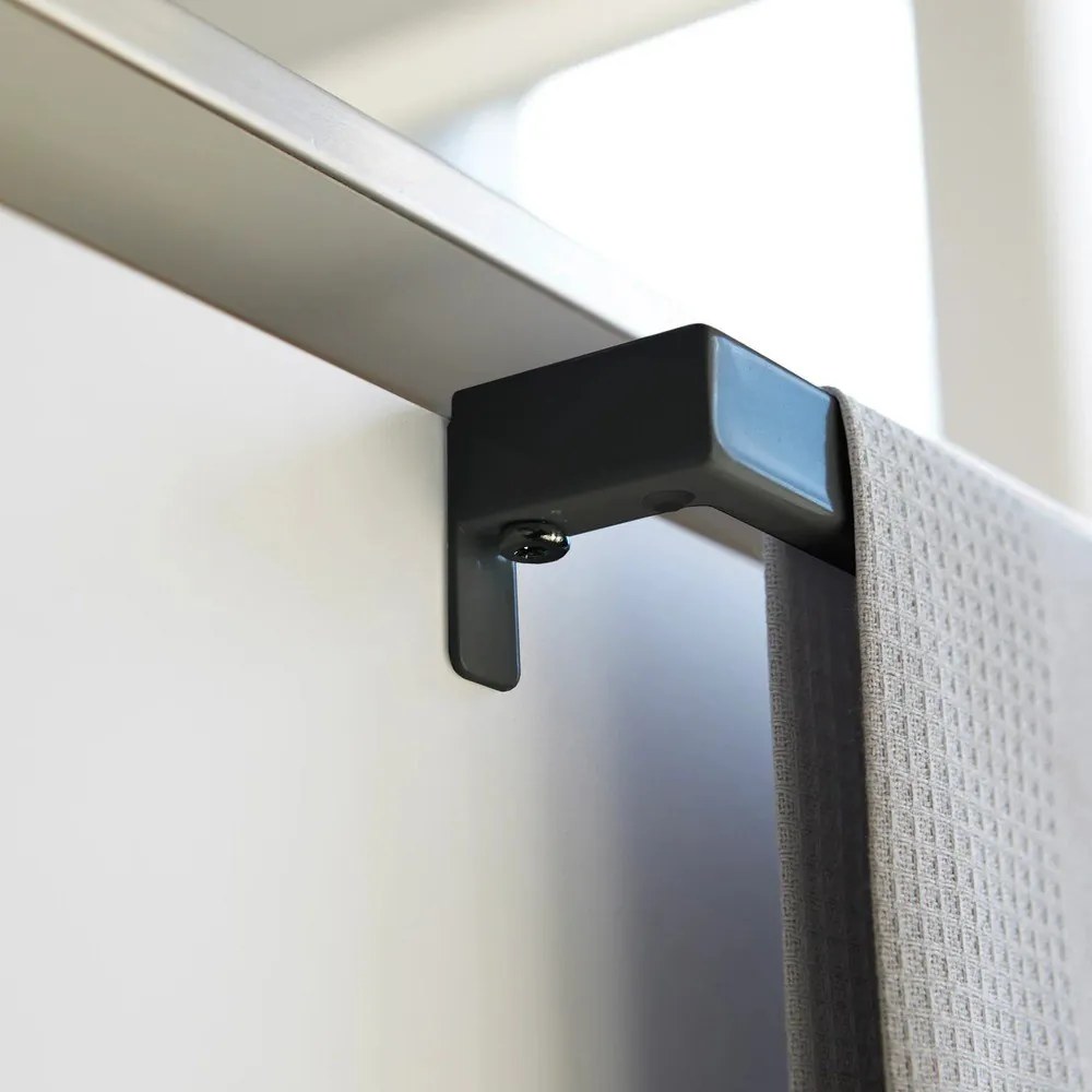 Czarny wiszący wieszak na ścierki kuchenne Tower – YAMAZAKI