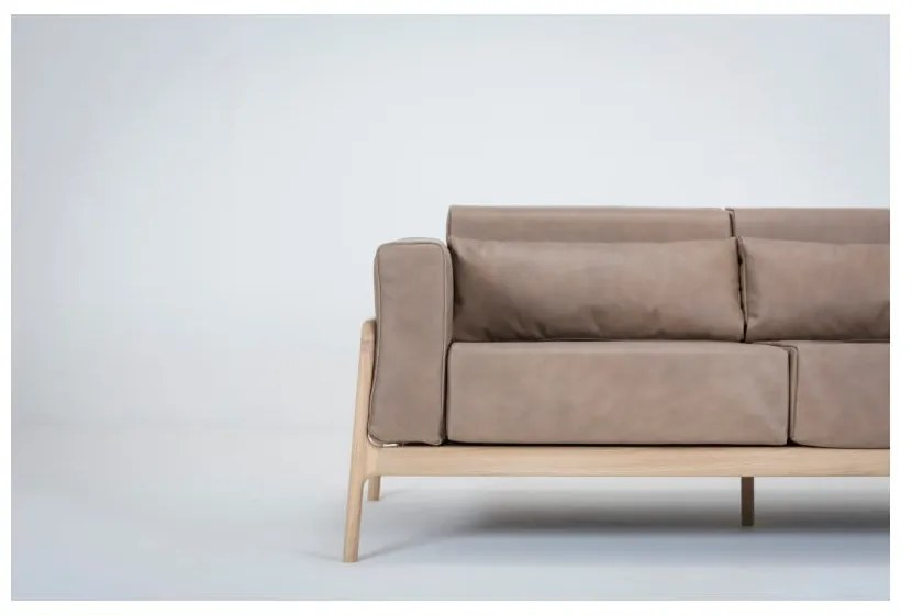 Jasnobrązowa sofa z bawolej skóry z konstrukcją z litego drewna dębowego Gazzda Fawn, 180 cm