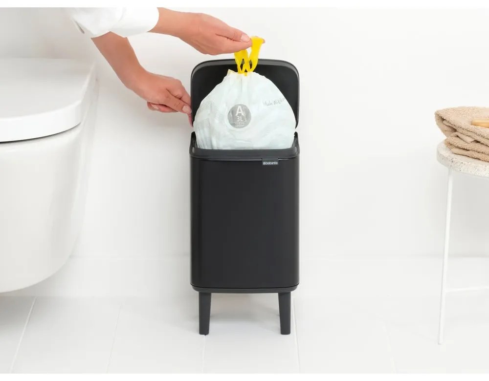 Stalowy kosz na śmieci w kolorze matowej czerni 4 l Bo Hi – Brabantia
