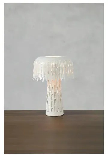 Biała lampa stołowa z metalowym kloszem (wysokość 38 cm) Verbera – Markslöjd