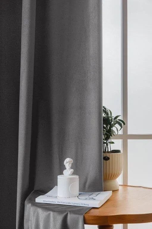 Jasnoszara zasłona zaciemniająca VELVET 140x250 cm Zawieszanie: Taśma z wiązaniami