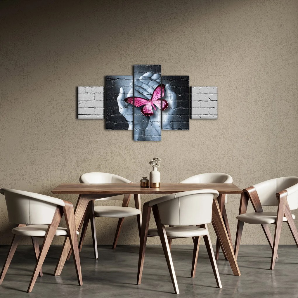 Obraz - Różowy motyl w ścianie (125x70 cm)