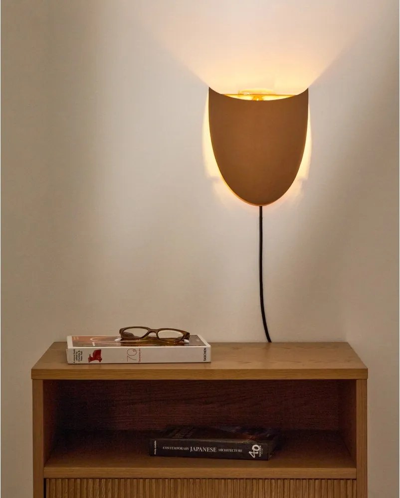 Kinkiet do kontaktu w kolorze terakoty Nibla – Kave Home