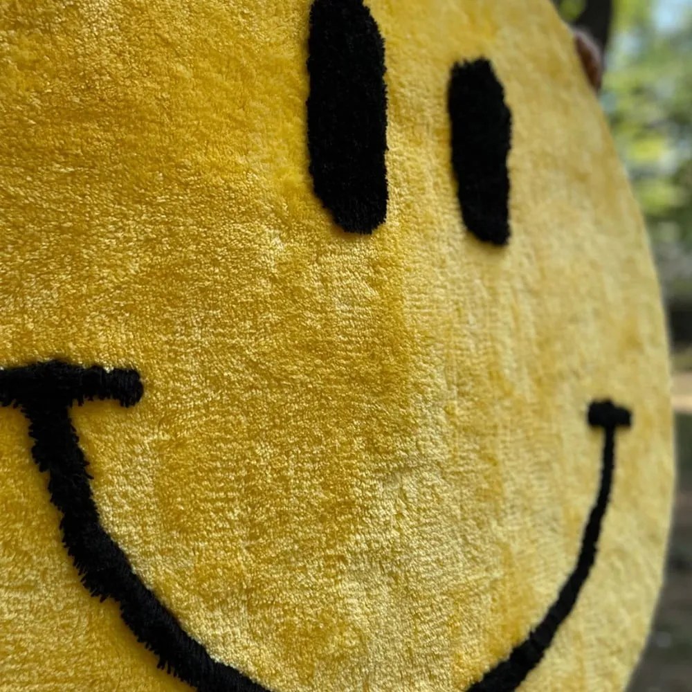 Żółty dywanik łazienkowy ø 90 cm Yellow Smile – Foutastic