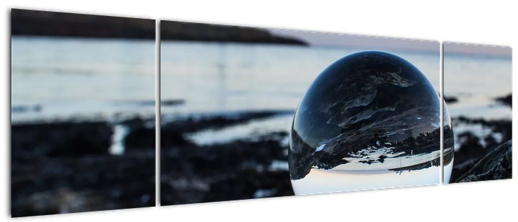 Obraz szklanej kuli na skale (170x50 cm)