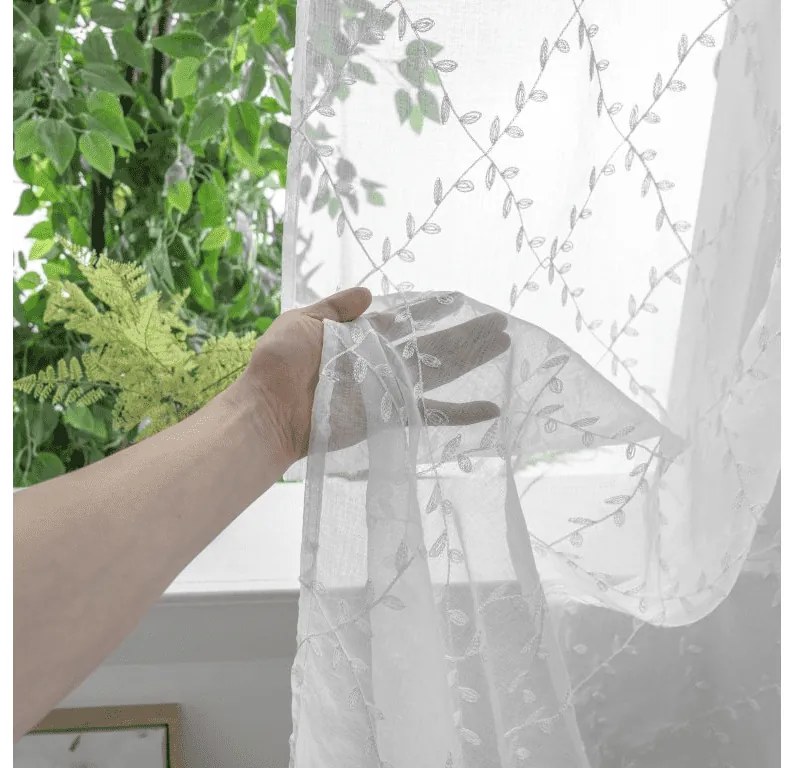 Biała zasłona VINTORA ze wzorem liści 140x250 cm Zawieszanie: Taśma z wiązaniami