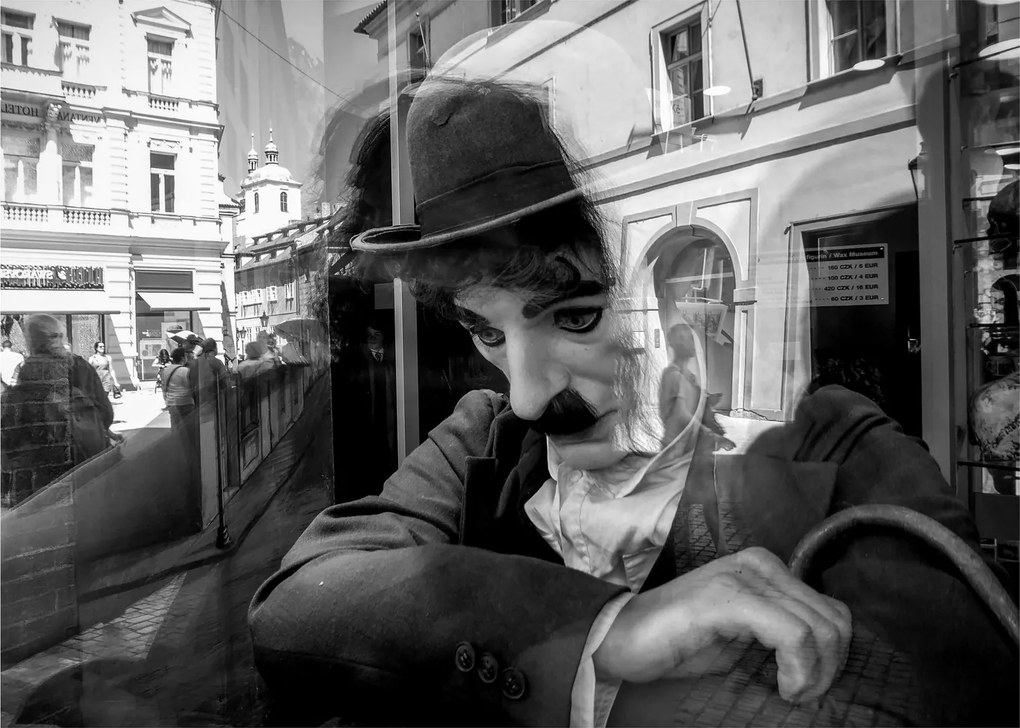 Obraz na szkle - Charles Chaplin w Pradze (70x50 cm)