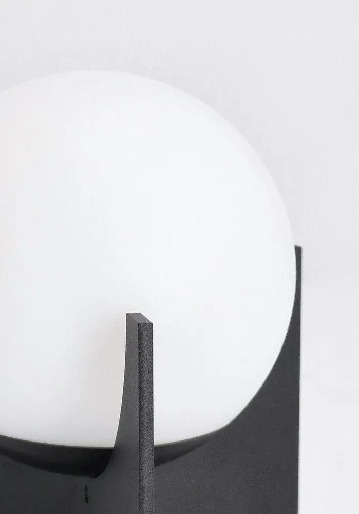 Czarna metalowa lampa stołowa LED ze ściemniaczem z plastikowym kloszem (wysokość 16 cm) Cardamom – Bizzotto