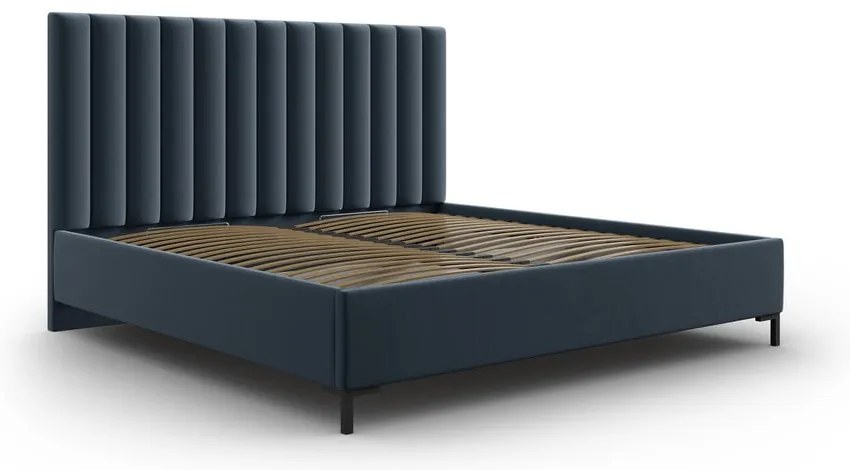 Ciemnoniebieskie tapicerowane łóżko dwuosobowe ze schowkiem i stelażem 160x200 cm Casey – Mazzini Beds