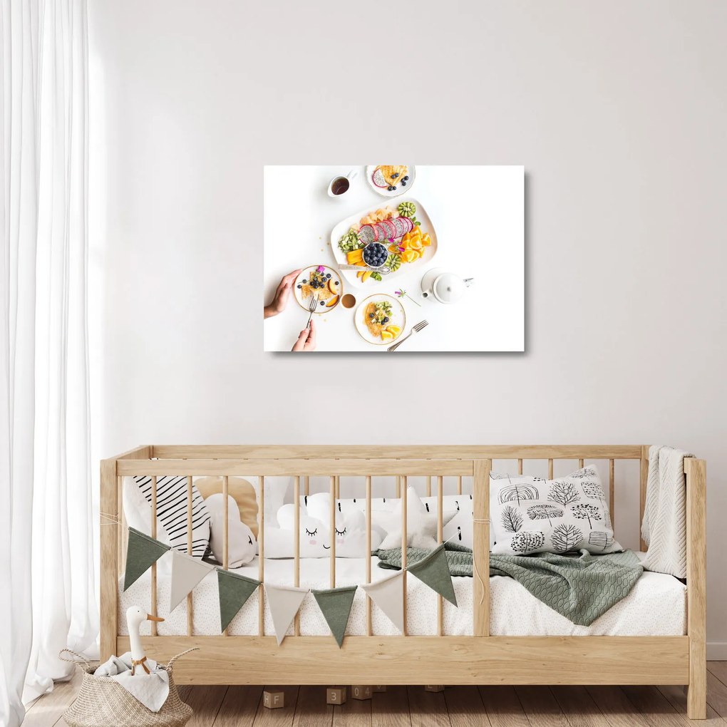 Obraz na szkle talerzy z owocami na stole (70x50 cm)