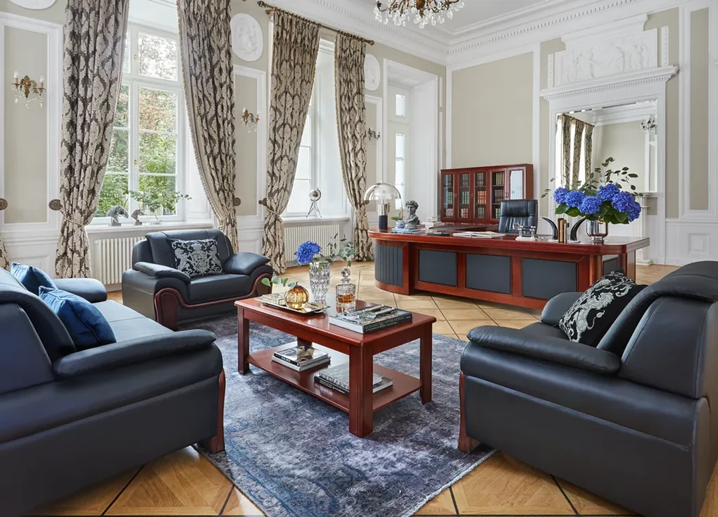 Skórzana kanapa 2-osobowa Palladio, wykonana ze skóry naturalnej, dostępne kolory brązowy, czarny, kremowy. Wygodna sofa do biura. Klasyczny stylowy design.