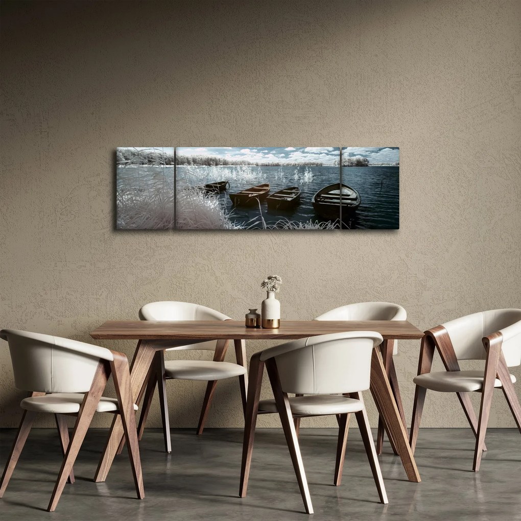Obraz - Drewniane łodzie na jeziorze (170x50 cm)