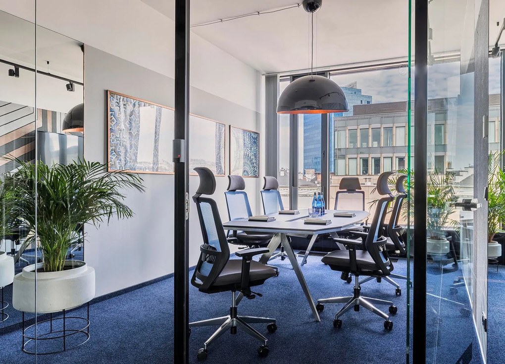 Najwyższej klasy fotel biurowy z pełną regulacją 3D (podłokietniki, zagłówek, lędźwie, głębokości siedziska. Ergonomiczne oparcie, baza chromowana. Odporność 110k cykli Martindale'a. Zgodny z normą BHP 2023. Super cena!