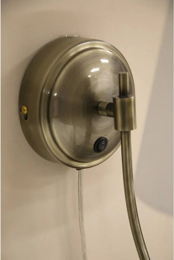 Kinkiet do kontaktu w biało-mosiężnym kolorze Amar – Markslöjd