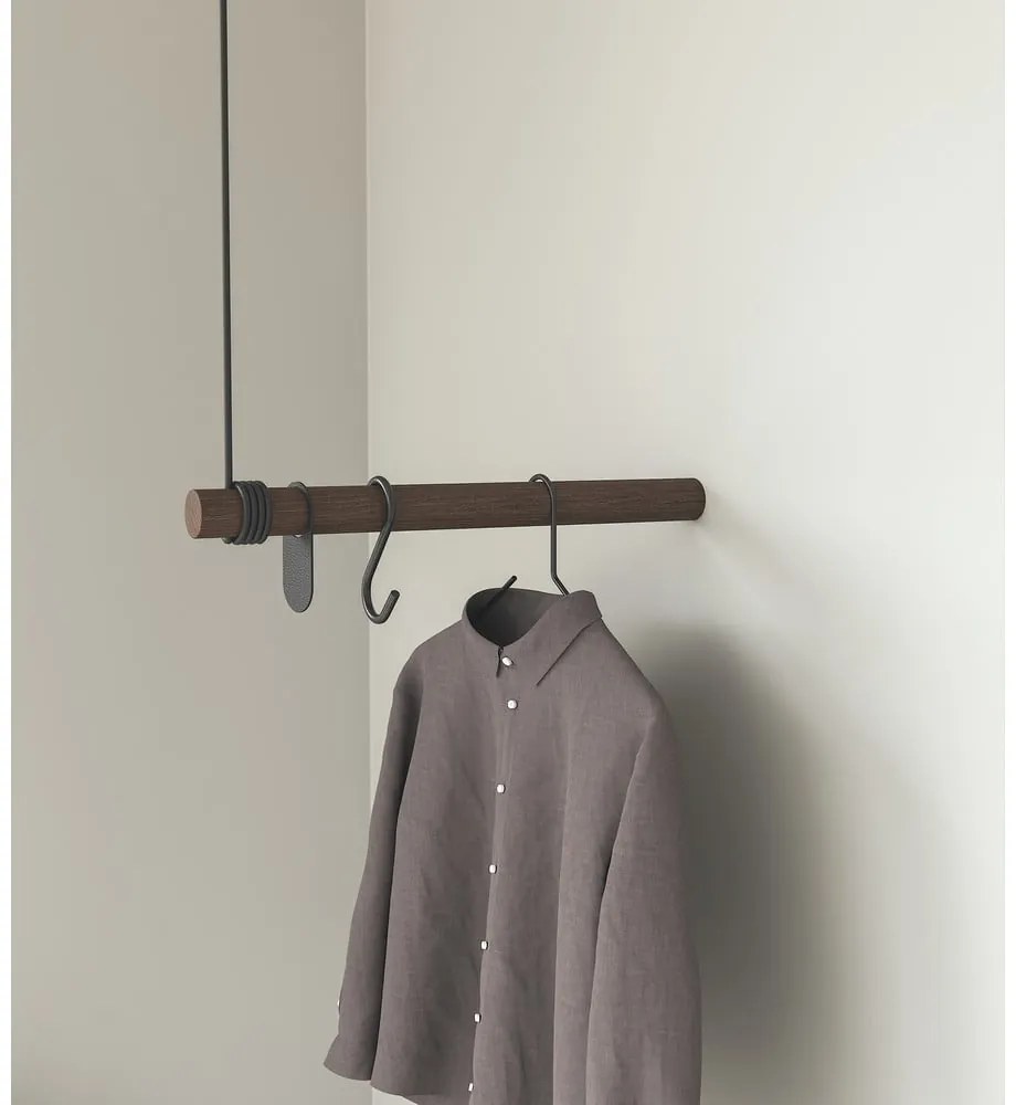 Brązowy wieszak ścienny z litego drewna dębowego 50 cm Swing – LIND DNA