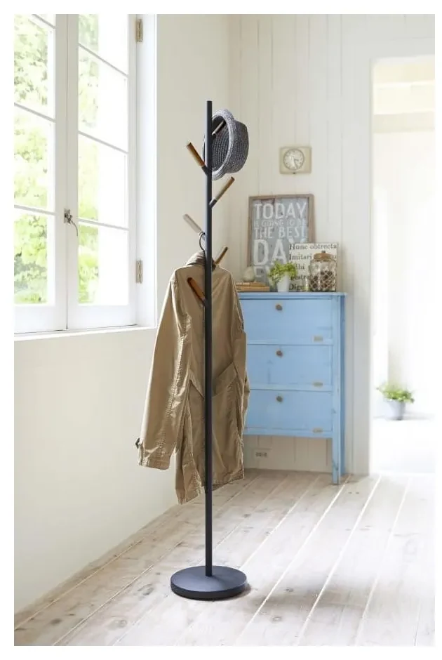 Czarny wieszak z detalami z drewna bukowego YAMAZAKI Plain Pole Hanger