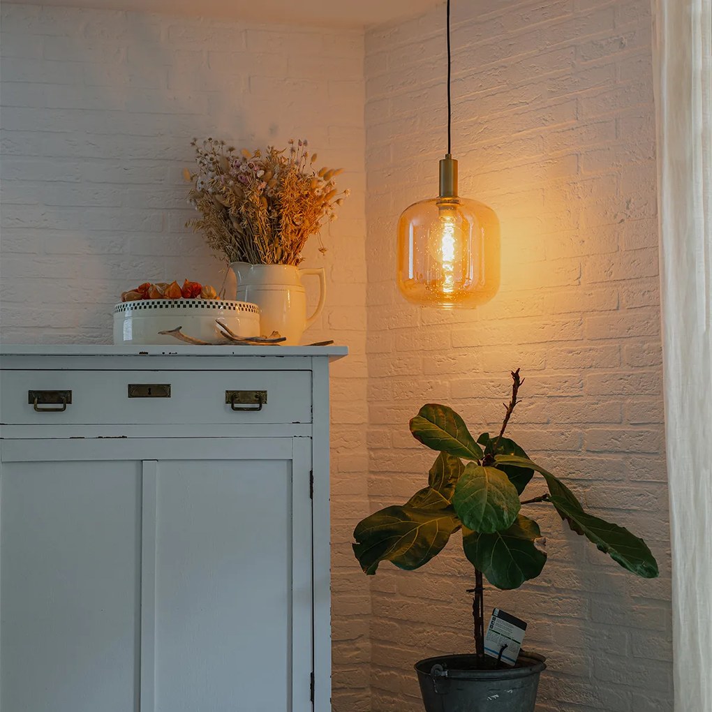 Designerska lampa wisząca czarna z mosiądzem i bursztynowym szkłem - ZuzannaDesignerski Oswietlenie wewnetrzne