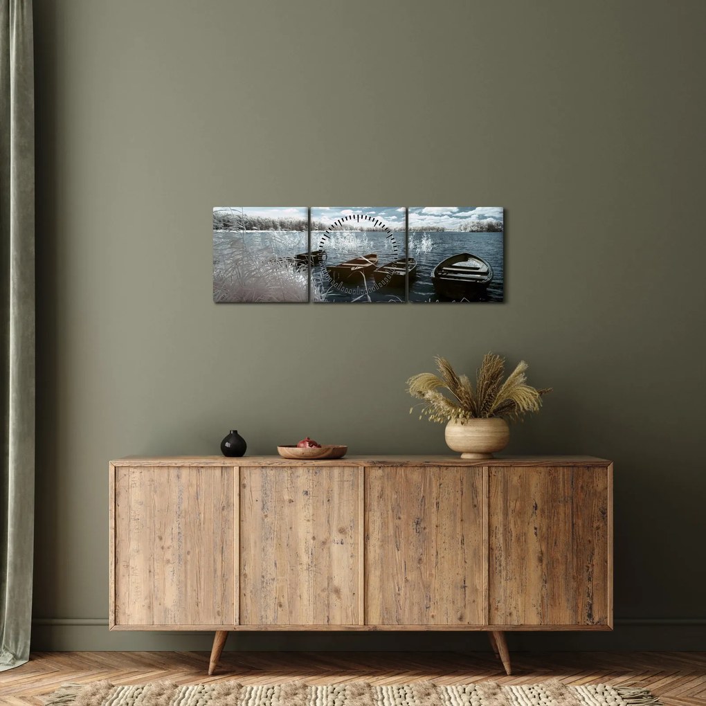 Obraz - Drewniane łodzie na jeziorze (z zegarem) (90x30 cm)