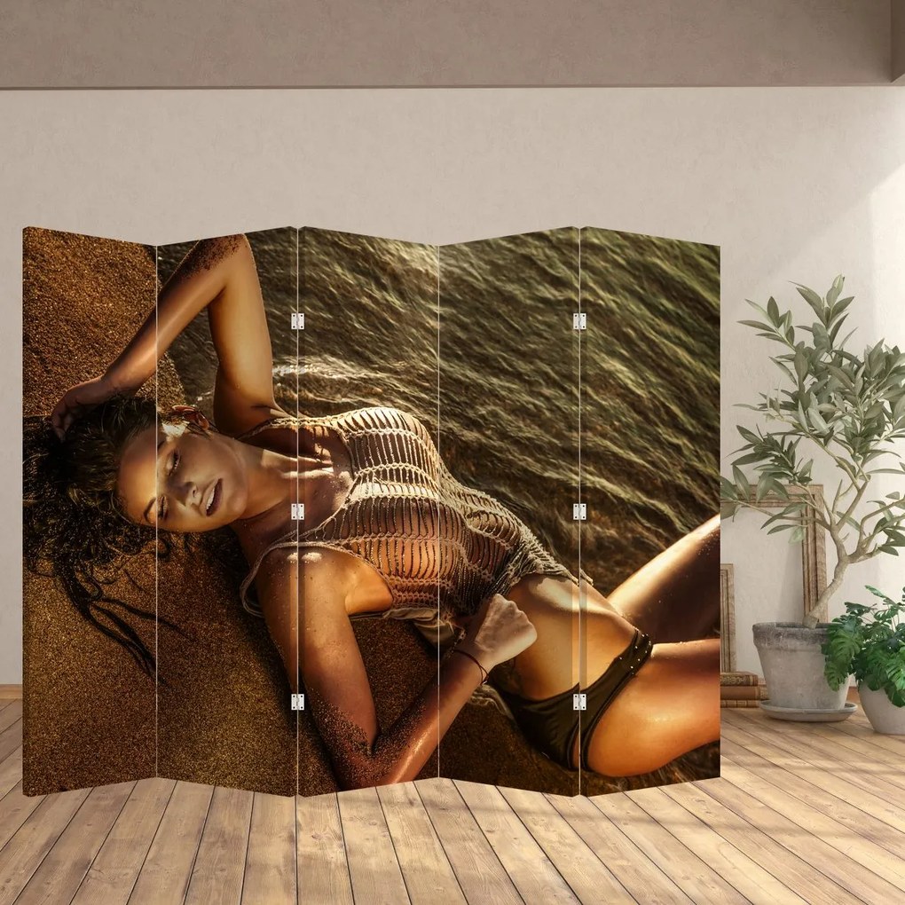 Parawan - Kobieta leżąca na plaży (210x170 cm)