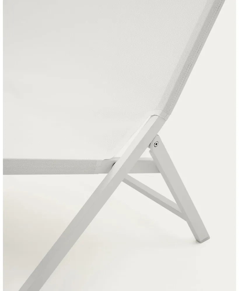 Biały metalowy fotel ogrodowy Canutells – Kave Home
