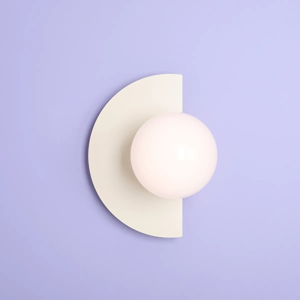 Delikatny kremowy kinkiet Loop z mlecznobiałym kloszem