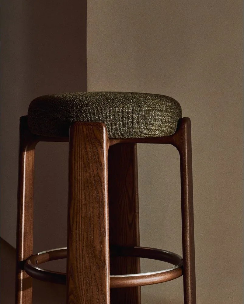 Hoker w kolorze zielono-ciemnonaturalnym z litego drewna jesionowego (wysokość siedziska 65 cm) Granite – Kave Home