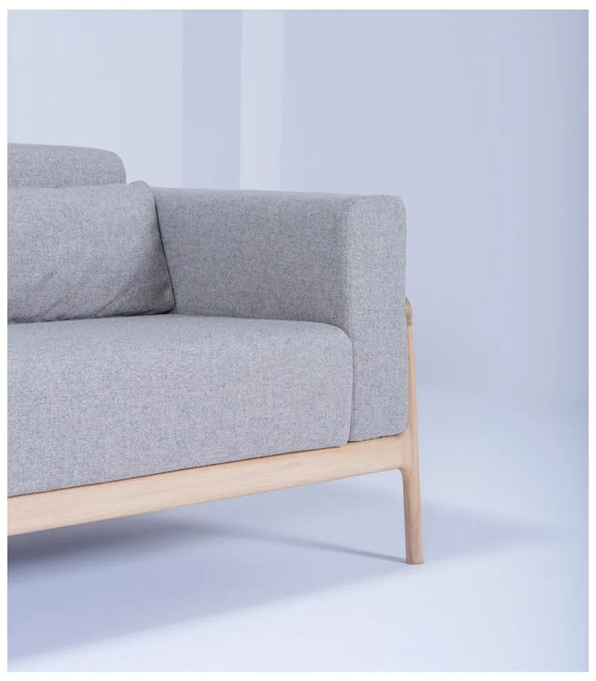 Szara sofa z konstrukcją z litego drewna dębowego Gazzda Fawn, 210 cm