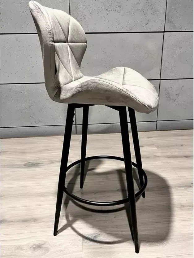 Nowoczesny hoker Ula w stylu glamour z miękkim siedziskiem i metalową konstrukcją