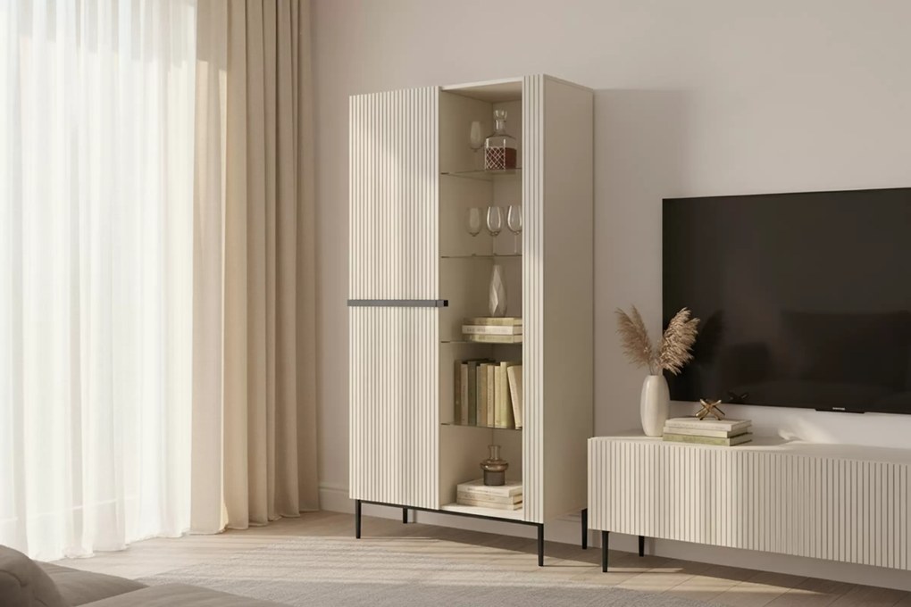 Witryna Nicole 100 cm z ryflowanym frontem - kaszmir / czarne nóżki