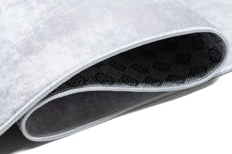 Szary dywan dla dzieci z dziewczynką fotografem M6-A68